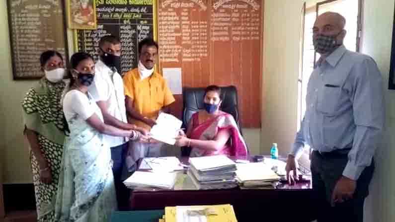 ಗ್ರಾಮ ಪಂಚಾಯತಿ ಚುನಾವಣೆಗೆ ಅಂಬರೀಶ್ ಅಭಿಮಾನಿ ಕುಟುಂಬದ ಮೂವರು ಸ್ಪರ್ಧೆ! ಗ್ರಾಮ ಪಂಚಾಯತಿ ಚುನಾವಣೆಗೆ ಅಂಬರೀಶ್ ಅಭಿಮಾನಿ ಕುಟುಂಬದ ಮೂವರು ಸ್ಪರ್ಧೆ!