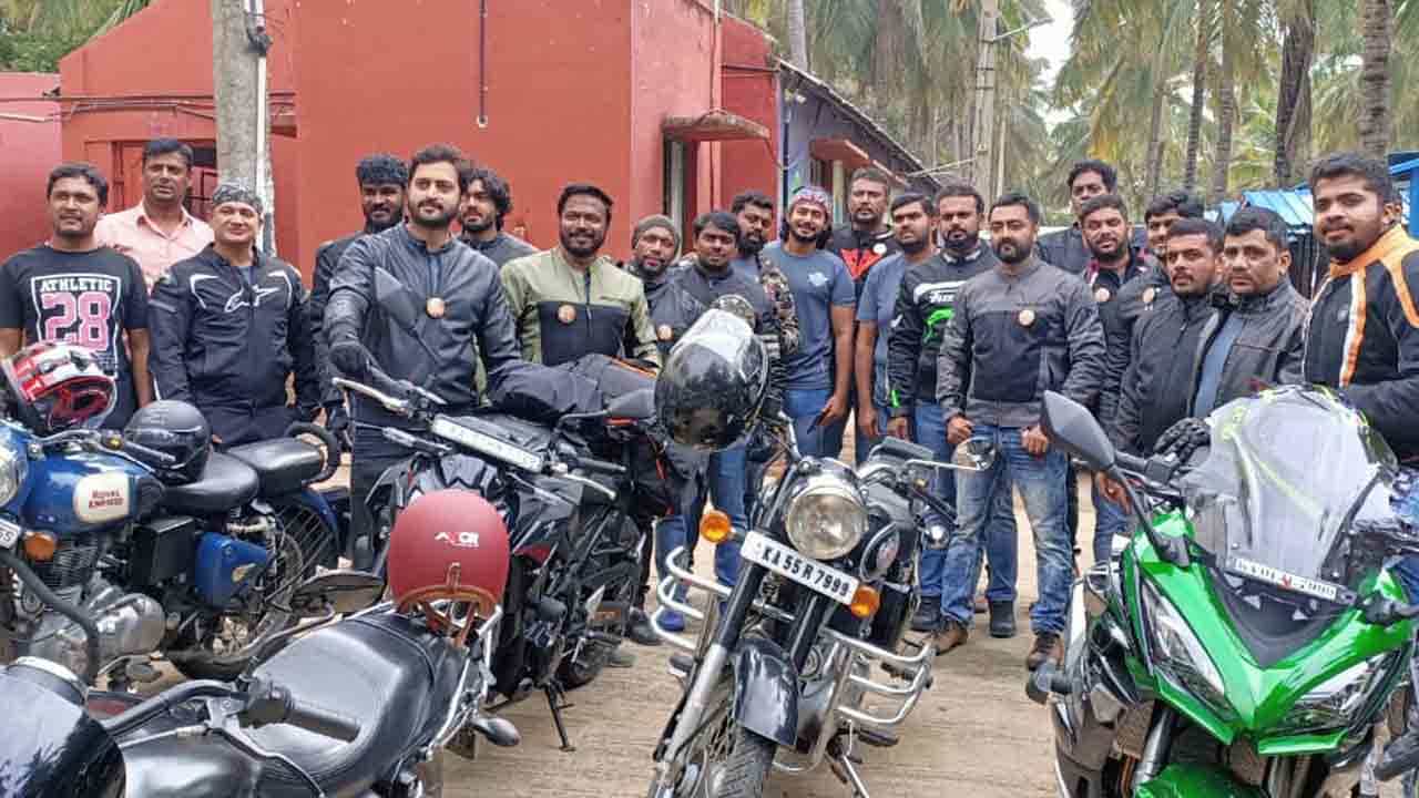 ಮೈಸೂರು to ಕೇರಳ: ದೋಸ್ತಿಗಳೊಟ್ಟಿಗೆ ಬೈಕ್ ರೈಡ್ ಹೊರಟ ‘ಜಗ್ಗು ದಾದ’ನ ನೋಡಲು ಮುಗಿಬಿದ್ದ ಫ್ಯಾನ್ಸ್! ಮೈಸೂರು to ಕೇರಳ: ದೋಸ್ತಿಗಳೊಟ್ಟಿಗೆ ಬೈಕ್ ರೈಡ್ ಹೊರಟ ‘ಜಗ್ಗು ದಾದ’ನ ನೋಡಲು ಮುಗಿಬಿದ್ದ ಫ್ಯಾನ್ಸ್!