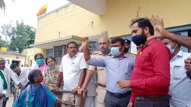 ಇಮ್ಮಾವು ಗ್ರಾಮಸ್ಥರಿಂದ ಗ್ರಾಮ ಪಂಚಾಯತಿ ಎಲೆಕ್ಷನ್ ಬಹಿಷ್ಕಾರ ಇಮ್ಮಾವು ಗ್ರಾಮಸ್ಥರಿಂದ ಗ್ರಾಮ ಪಂಚಾಯತಿ ಎಲೆಕ್ಷನ್ ಬಹಿಷ್ಕಾರ