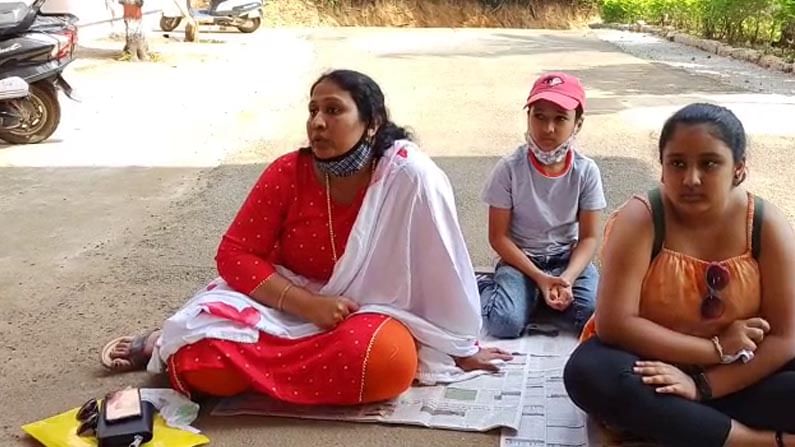 ಜಾತಿ ನಿಂದನೆ ಆರೋಪ: ಪತಿಯ ಬಂಧನ ಖಂಡಿಸಿ ಧರಣಿಗೆ ಕೂತ ಮಹಿಳೆ ಪೊಲೀಸರ ವಶಕ್ಕೆ