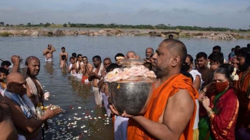 ಪುಷ್ಕರ ಸ್ನಾನದಲ್ಲಿ ಮಗ್ನರಾದ ಮಂತ್ರಾಲಯದ ಪೀಠಾಧಿಪತಿ ಸುಭುದೇಂದ್ರ ತೀರ್ಥ ಮಹಾಸ್ವಾಮಿಗಳು