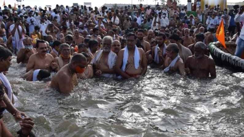 ತುಂಗಭದ್ರಾ ನದಿ ತಟದಲ್ಲಿ ಜನ ಪುಷ್ಕರದ ವೇಳೆ ನದಿ ಸ್ನಾನ ಮಾಡಿದ್ದು ವಿಶೇಷವಾಗಿತ್ತು.