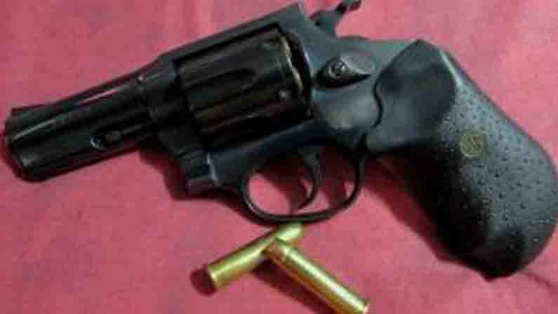 ದೇಸೂರ ಗ್ರಾಮದ ಮತಗಟ್ಟೆ ಚುನಾವಣಾ ಅಧಿಕಾರಿ ಬಳಿ ಲೋಡೆಡ್ ಪಿಸ್ತೂಲ್ ಪತ್ತೆ.. ದೇಸೂರ ಗ್ರಾಮದ ಮತಗಟ್ಟೆ ಚುನಾವಣಾ ಅಧಿಕಾರಿ ಬಳಿ ಲೋಡೆಡ್ ಪಿಸ್ತೂಲ್ ಪತ್ತೆ..