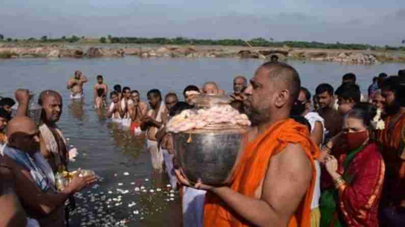 ಕೊರೊನಾ ಭೀತಿ ನಡುವೆಯೂ.. ತುಂಗಭದ್ರಾ ನದಿ ತಟದುದ್ದಕ್ಕೂ ಪುಷ್ಕರ ಸ್ನಾನದ ಸಡಗರ