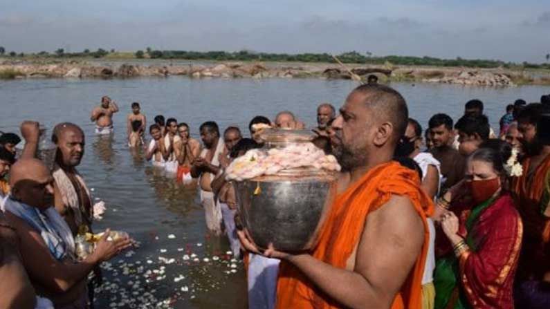 ಕೊರೊನಾ ಭೀತಿ ನಡುವೆಯೂ.. ತುಂಗಭದ್ರಾ ನದಿ ತಟದುದ್ದಕ್ಕೂ ಪುಷ್ಕರ ಸ್ನಾನದ ಸಡಗರ