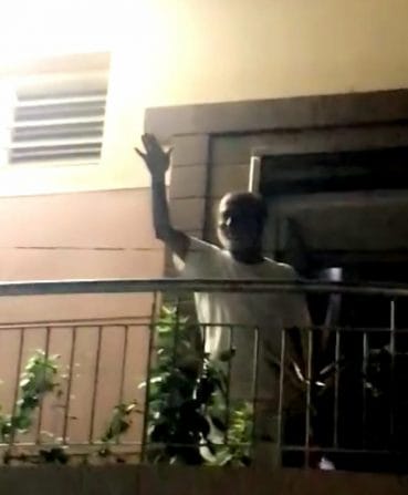 ಅಭಿಮಾನಿಗಳತ್ತ ಕೈಬೀಸಿದ ರಜನಿ