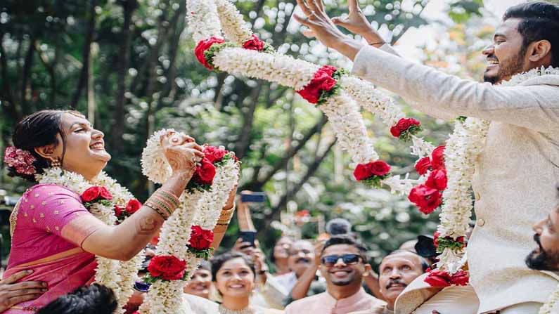 ಅಕ್ಷಯ್​-ನಿಹಾರಿಕಾ ಹಾರ ಬದಲಾಯಿಸಿಕೊಂಡರು