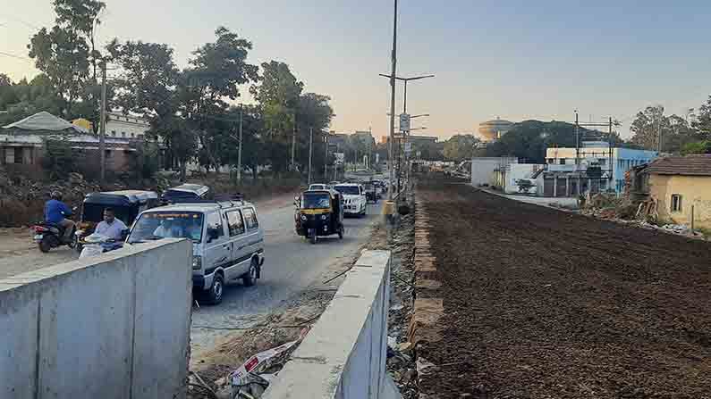 ಕೋಟೆನಾಡಿನಲ್ಲಿ ಮುಗಿಯದ ರಸ್ತೆ ಕಾಮಗಾರಿ: ಹೆಚ್ಚಿನ ಧೂಳಿನಿಂದ ಸೃಷ್ಟಿಯಾಯ್ತು ಕೊರೊನಾ ಆತಂಕ