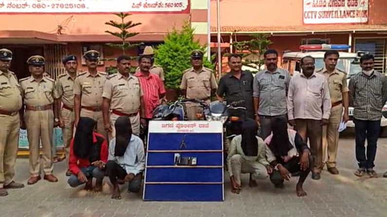 ಚಾಕುವಿನಿಂದ ಇರಿದು ಪರ್ಸ್ ದೋಚಿದ ಖದೀಮರು ಪೊಲೀಸ್ ಬಲೆಗೆ ಬಿದ್ದಿದ್ದು ಹೇಗೆ ಗೊತ್ತಾ? ಚಾಕುವಿನಿಂದ ಇರಿದು ಪರ್ಸ್ ದೋಚಿದ ಖದೀಮರು ಪೊಲೀಸ್ ಬಲೆಗೆ ಬಿದ್ದಿದ್ದು ಹೇಗೆ ಗೊತ್ತಾ?