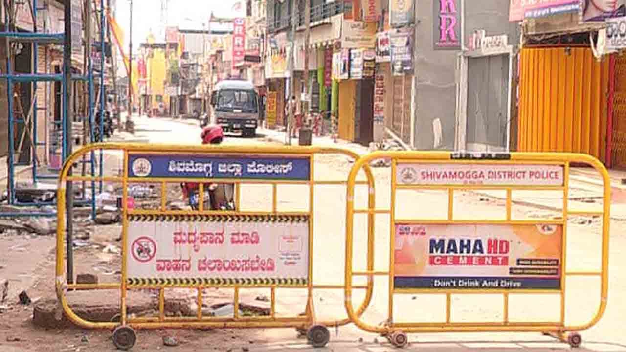 ಬೂದಿ ಮುಚ್ಚಿದ ಕೆಂಡದಂತೆ ಇರುವ ಶಿವಮೊಗ್ಗ: ಡಿ. 9ರವರೆಗೂ ಸೆಕ್ಷನ್ 144 ಮುಂದುವರಿಕೆ ಬೂದಿ ಮುಚ್ಚಿದ ಕೆಂಡದಂತೆ ಇರುವ ಶಿವಮೊಗ್ಗ: ಡಿ. 9ರವರೆಗೂ ಸೆಕ್ಷನ್ 144 ಮುಂದುವರಿಕೆ