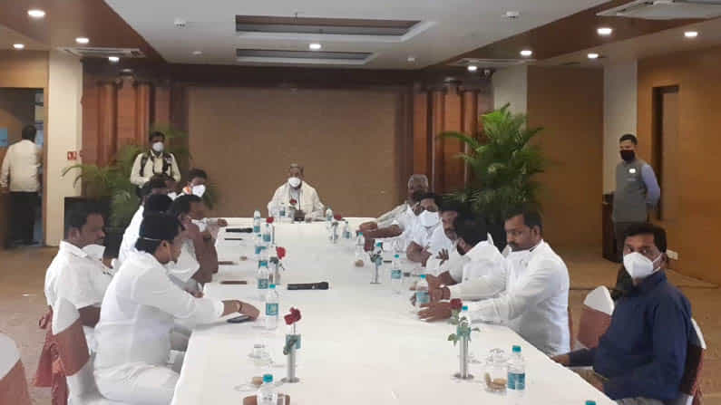 ನಿನ್ನೆ ಅಳಲು ತೋಡಿಕೊಂಡ ಸಿದ್ದರಾಮಯ್ಯ, ಇಂದು ‘ಆ 12 ಸ್ಥಾನ’ ಗೆದ್ದು ಮುಖ್ಯಮಂತ್ರಿ ಆಗುವ ಪಣ ತೊಟ್ಟರು ನಿನ್ನೆ ಅಳಲು ತೋಡಿಕೊಂಡ ಸಿದ್ದರಾಮಯ್ಯ, ಇಂದು ‘ಆ 12 ಸ್ಥಾನ’ ಗೆದ್ದು ಮುಖ್ಯಮಂತ್ರಿ ಆಗುವ ಪಣ ತೊಟ್ಟರು
