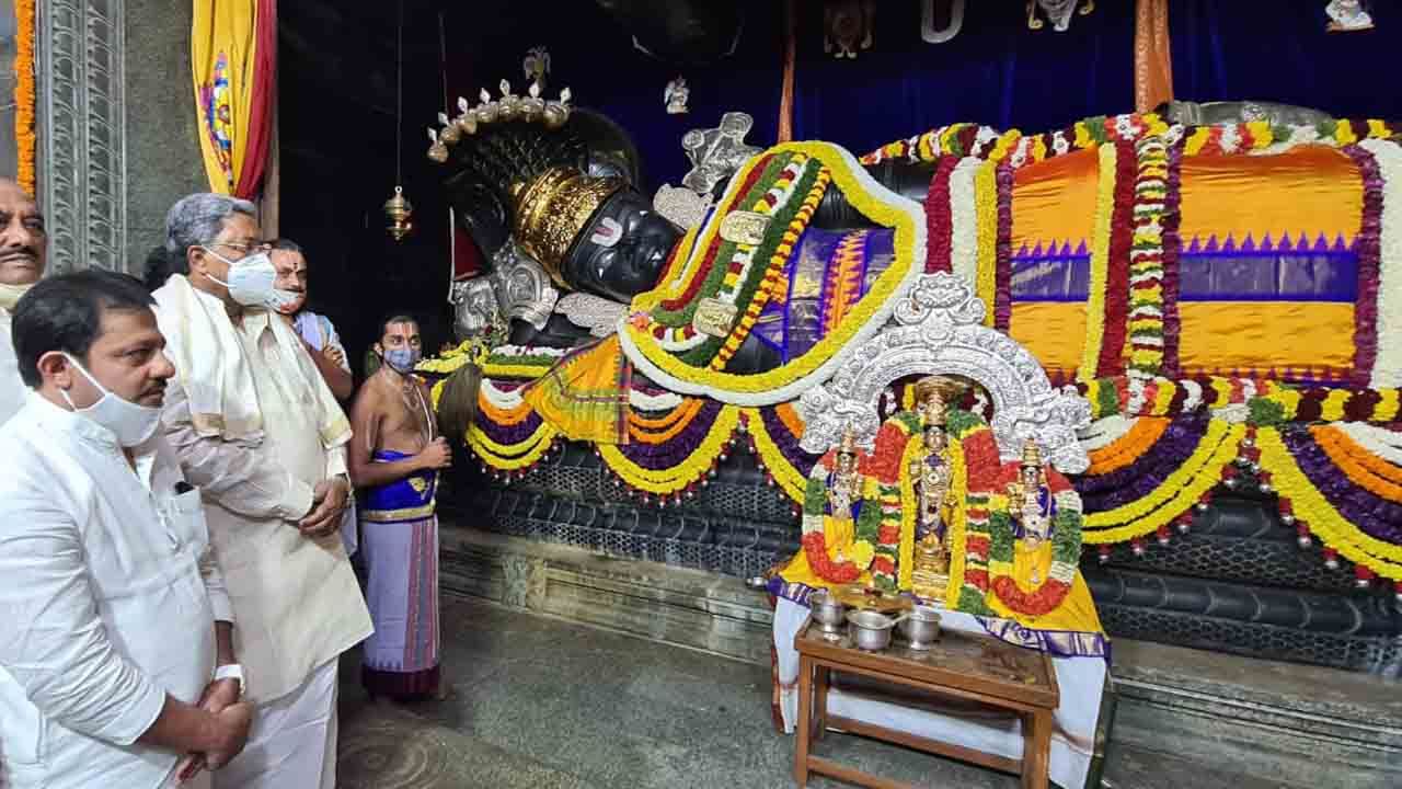 ವೈಕುಂಠ ಏಕಾದಶಿಯಂದು.. ಸ್ವಾಮಿಯ ದರ್ಶನ ಪಡೆದ ವಿಪಕ್ಷ ನಾಯಕ ಸಿದ್ದರಾಮಯ್ಯ, ಶಾಸಕ ಜಮೀರ್ ಅಹ್ಮದ್ ವೈಕುಂಠ ಏಕಾದಶಿಯಂದು.. ಸ್ವಾಮಿಯ ದರ್ಶನ ಪಡೆದ ವಿಪಕ್ಷ ನಾಯಕ ಸಿದ್ದರಾಮಯ್ಯ, ಶಾಸಕ ಜಮೀರ್ ಅಹ್ಮದ್