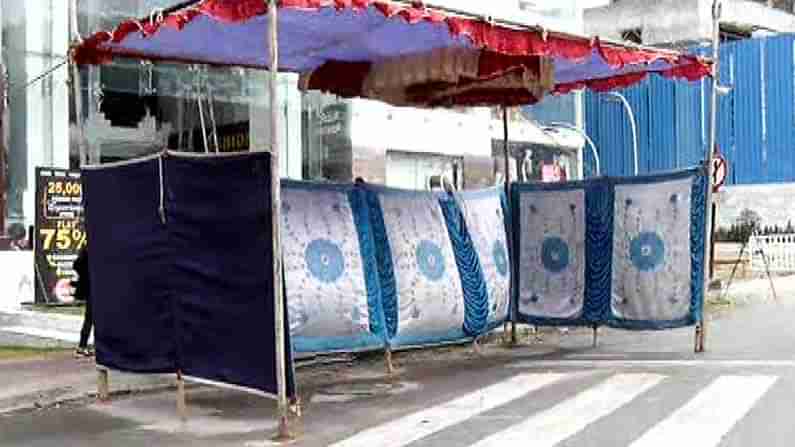 New Year Celebration ಎಂ.ಜಿ. ರಸ್ತೆಯಲ್ಲಿ ಪೊಲೀಸರಿಂದ ಸೇಫ್ಟಿ ಐಲ್ಯಾಂಡ್ ನಿರ್ಮಾಣ