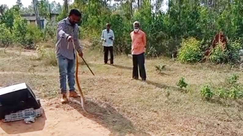 ಪ್ರಾಣಾಪಾಯದಲ್ಲಿ ಸಿಲುಕಿದ್ದ ಹಾವನ್ನು ಮರಳಿ ಗೂಡಿಗೆ ಕಳುಹಿಸಿ ಮಾನವೀಯತೆ ಮೆರೆದ ‘ನಾಗೇಂದ್ರ’! ಪ್ರಾಣಾಪಾಯದಲ್ಲಿ ಸಿಲುಕಿದ್ದ ಹಾವನ್ನು ಮರಳಿ ಗೂಡಿಗೆ ಕಳುಹಿಸಿ ಮಾನವೀಯತೆ ಮೆರೆದ ‘ನಾಗೇಂದ್ರ’!