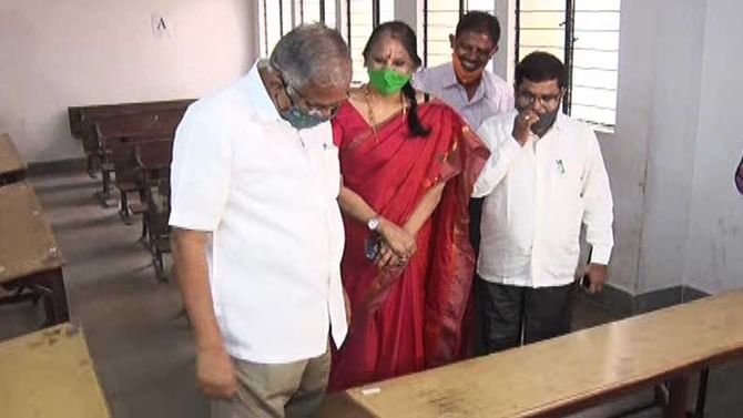BMS ಕಾಲೇಜಿನಲ್ಲಿ ಕ್ಲಾಸ್ ರೂಮ್ ಡೆಸ್ಕ್ ಮೇಲಿದ್ದ ಬರಹ ಕಂಡು ನಸು ನಕ್ಕ ಶಿಕ್ಷಣ ಸಚಿವ! BMS ಕಾಲೇಜಿನಲ್ಲಿ ಕ್ಲಾಸ್ ರೂಮ್ ಡೆಸ್ಕ್ ಮೇಲಿದ್ದ ಬರಹ ಕಂಡು ನಸು ನಕ್ಕ ಶಿಕ್ಷಣ ಸಚಿವ!