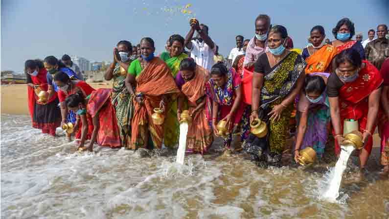 ಕಡಲಿಗೆ ಹಾಲೆರೆದು ಸುನಾಮಿ ಸಂತ್ರಸ್ತರನ್ನು ನೆನೆದ ಮಹಿಳೆಯರು.