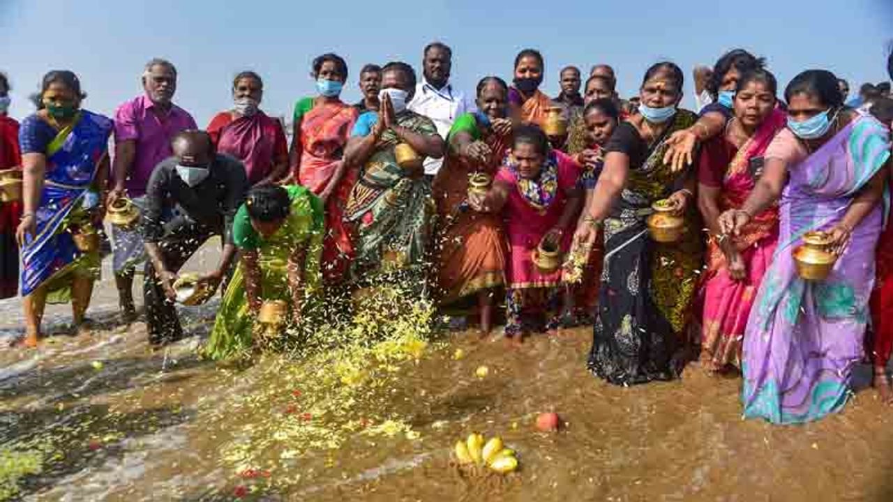 2004ರಲ್ಲಿ ಸಂಭವಿಸಿದ ಸುನಾಮಿಯಲ್ಲಿ ಮೃತರಾದವರಿಗೆ ಸಮುದ್ರಕ್ಕೆ ಹೂ ಹಣ್ಣು ಚೆಲ್ಲುವ ಮೂಲಕ ಶ್ರದ್ಧಾಂಜಲಿ ಸಲ್ಲಿಸಿದ ಮಹಿಳೆಯರು.