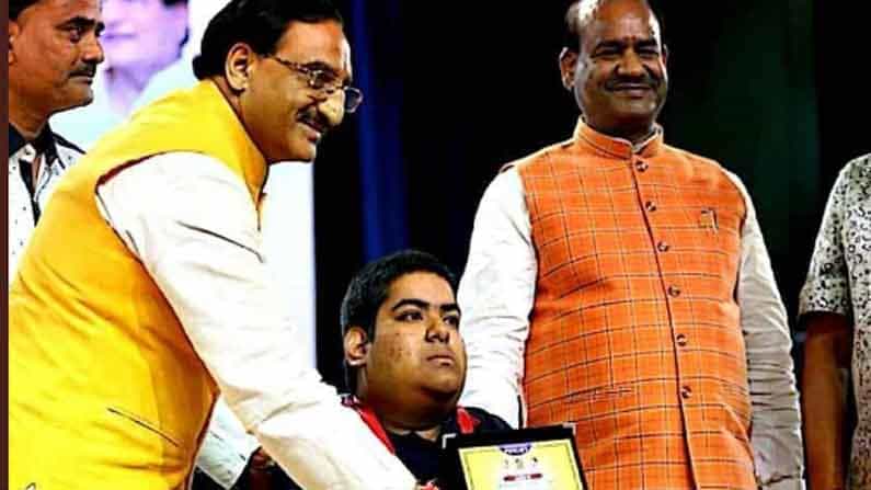 ಸೆರೆಬ್ರಲ್ ಪಾಲ್ಸಿಯಿಂದ ಬಳಲುತ್ತಿದ್ದ ವಿದ್ಯಾರ್ಥಿಗೆ ಜೆಇಇ ಪರೀಕ್ಷೆಯಲ್ಲಿ 438 ನೇ ರ್ಯಾಂಕ್ ಸೆರೆಬ್ರಲ್ ಪಾಲ್ಸಿಯಿಂದ ಬಳಲುತ್ತಿದ್ದ ವಿದ್ಯಾರ್ಥಿಗೆ ಜೆಇಇ ಪರೀಕ್ಷೆಯಲ್ಲಿ 438 ನೇ ರ್ಯಾಂಕ್