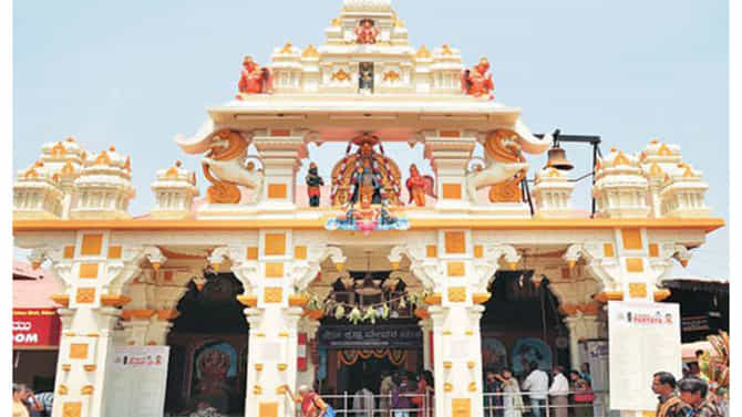 ಉಡುಪಿ ಕೃಷ್ಣ ಮಠದ ಫಲಕದಲ್ಲಿ ಕನ್ನಡ ಮಾಯ.. ವಿವಾದ, ಗೊಂದಲ ಮತ್ತು ಸ್ಪಷ್ಟನೆ