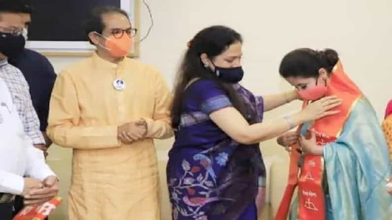 ಶಿವಸೇನೆಗೆ ಸೇರಿದ ಒಂದೇ ತಾಸಿನಲ್ಲಿ ವಿಧಾನ ಪರಿಷತ್ ಸದಸ್ಯೆಯಾದ ಊರ್ಮಿಳಾ ಮಾತೋಂಡ್ಕರ್ ಶಿವಸೇನೆಗೆ ಸೇರಿದ ಒಂದೇ ತಾಸಿನಲ್ಲಿ ವಿಧಾನ ಪರಿಷತ್ ಸದಸ್ಯೆಯಾದ ಊರ್ಮಿಳಾ ಮಾತೋಂಡ್ಕರ್