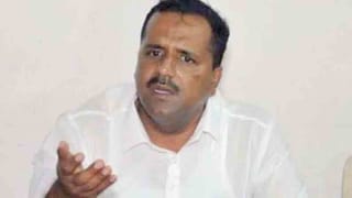 ನಿಂತಿದ್ದ ಲಾರಿಗೆ ಬೈಕ್ ಡಿಕ್ಕಿ: ಪತ್ನಿ ಸ್ಥಳದಲ್ಲೇ ದುರ್ಮರಣ