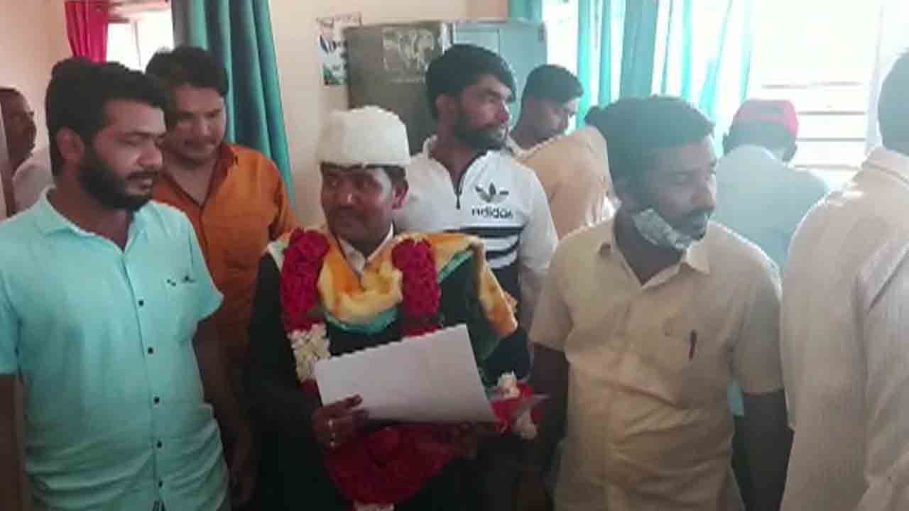 ಈ ಮದುಮಗನಿಗೆ ಮದುವೆಗಿಂತ ಎಲೆಕ್ಷನ್ ಮುಖ್ಯವಾಯ್ತು! ನಿಖಾಃ ಆದ ಕೂಡಲೇ ನಾಮಪತ್ರ ಸಲ್ಲಿಸಲು ಓಡೋಡಿ ಬಂದ.. ಈ ಮದುಮಗನಿಗೆ ಮದುವೆಗಿಂತ ಎಲೆಕ್ಷನ್ ಮುಖ್ಯವಾಯ್ತು! ನಿಖಾಃ ಆದ ಕೂಡಲೇ ನಾಮಪತ್ರ ಸಲ್ಲಿಸಲು ಓಡೋಡಿ ಬಂದ..