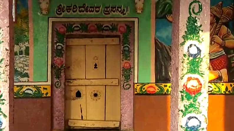 ವಿಜಯಪುರ ಸರಣಿ ಮನೆ, ದೇವಸ್ಥಾನಗಳ ಕಳ್ಳತನ ಮುಂದುವರಿಕೆ: ಫಿನಾಯಿಲ್ ಮಾರಾಟ ನೆಪದಲ್ಲಿ ಬಂದವರಿಂದ ಕುಕೃತ್ಯ ವಿಜಯಪುರ ಸರಣಿ ಮನೆ, ದೇವಸ್ಥಾನಗಳ ಕಳ್ಳತನ ಮುಂದುವರಿಕೆ: ಫಿನಾಯಿಲ್ ಮಾರಾಟ ನೆಪದಲ್ಲಿ ಬಂದವರಿಂದ ಕುಕೃತ್ಯ