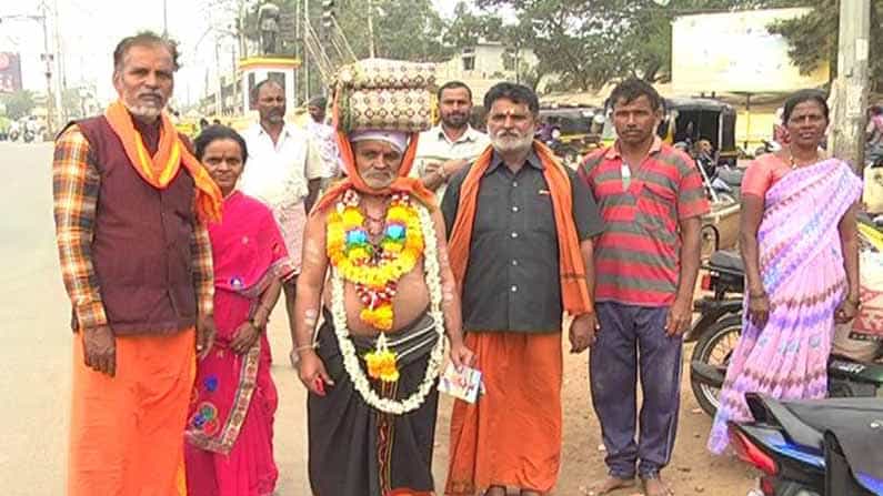 29 ವರ್ಷಗಳಿಂದ ಕಾಲ್ನಡಿಗೆಯಲ್ಲಿಯೇ ಶಬರಿಮಲೆಗೆ ತೆರಳಿ ಅಯ್ಯಪ್ಪನ ದರ್ಶನ ಮಾಡುತ್ತಿರುವ ಭಕ್ತ 29 ವರ್ಷಗಳಿಂದ ಕಾಲ್ನಡಿಗೆಯಲ್ಲಿಯೇ ಶಬರಿಮಲೆಗೆ ತೆರಳಿ ಅಯ್ಯಪ್ಪನ ದರ್ಶನ ಮಾಡುತ್ತಿರುವ ಭಕ್ತ