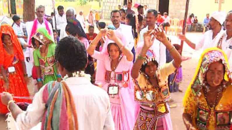 ಗೌರಿ ಹುಣ್ಣಿಮೆಗೆ ಬಂಜಾರ ಸಮುದಾಯದ ಸಂಭ್ರಮ: 9 ದಿನ ಯುವತಿಯರಿಂದ ಕಠಿಣ ವ್ರತ ಗೌರಿ ಹುಣ್ಣಿಮೆಗೆ ಬಂಜಾರ ಸಮುದಾಯದ ಸಂಭ್ರಮ: 9 ದಿನ ಯುವತಿಯರಿಂದ ಕಠಿಣ ವ್ರತ
