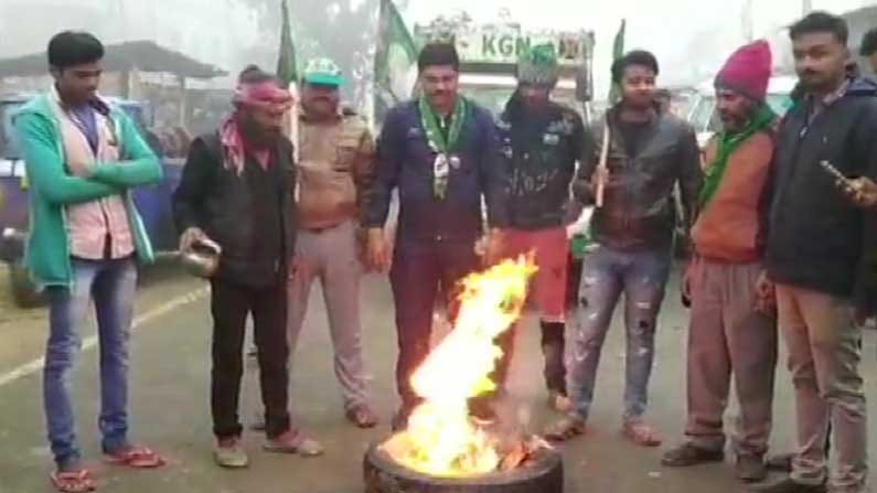 ಭಾರತ್ ಬಂದ್: ದೆಹಲಿ ಗಡಿಭಾಗದಲ್ಲಿ ಬಿಗಿ ಭದ್ರತೆ, ಪಶ್ಚಿಮ ಬಂಗಾಳದಲ್ಲಿ ರೈಲು ಸಂಚಾರಕ್ಕೆ ತಡೆ ಭಾರತ್ ಬಂದ್: ದೆಹಲಿ ಗಡಿಭಾಗದಲ್ಲಿ ಬಿಗಿ ಭದ್ರತೆ, ಪಶ್ಚಿಮ ಬಂಗಾಳದಲ್ಲಿ ರೈಲು ಸಂಚಾರಕ್ಕೆ ತಡೆ