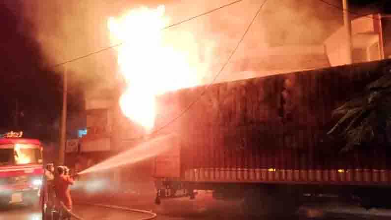 ಬೈಕ್ ಸಾಗಿಸುತ್ತಿದ್ದ ಕಂಟೇನರ್ ಲಾರಿ ಧಗಧಗ: ಕೋಟ್ಯಾಂತರ ರೂಪಾಯಿ ಬೆಲೆ ಬಾಳುವ ವಸ್ತುಗಳು ಹಾನಿ ಬೈಕ್ ಸಾಗಿಸುತ್ತಿದ್ದ ಕಂಟೇನರ್ ಲಾರಿ ಧಗಧಗ: ಕೋಟ್ಯಾಂತರ ರೂಪಾಯಿ ಬೆಲೆ ಬಾಳುವ ವಸ್ತುಗಳು ಹಾನಿ