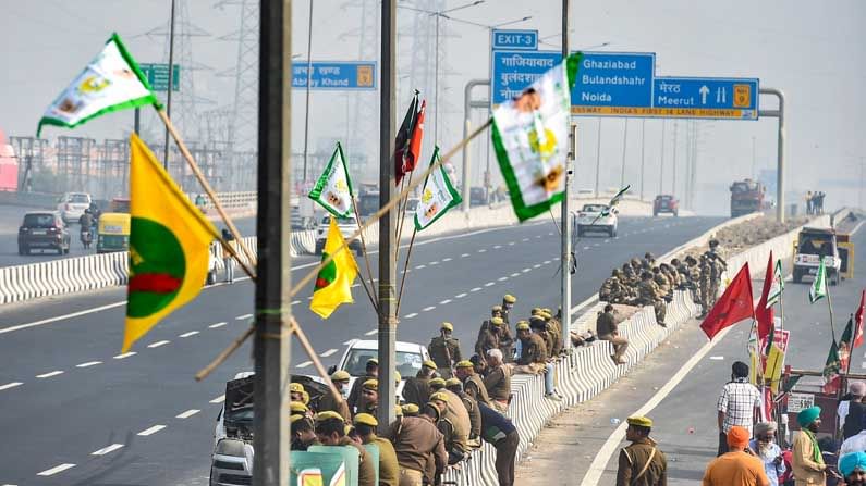 ದೆಹಲಿ ಚಲೋ ಪ್ರತಿಭಟನಾ ಮೆರವಣಿಗೆಯಲ್ಲಿ ರೈತರನ್ನು ತಡೆಯಲು ಘಾಜಿಪುರ ಗಡಿಯಲ್ಲಿ ಭದ್ರತೆಯನ್ನು ಹೆಚ್ಚಿಸಲಾಗಿದೆ.