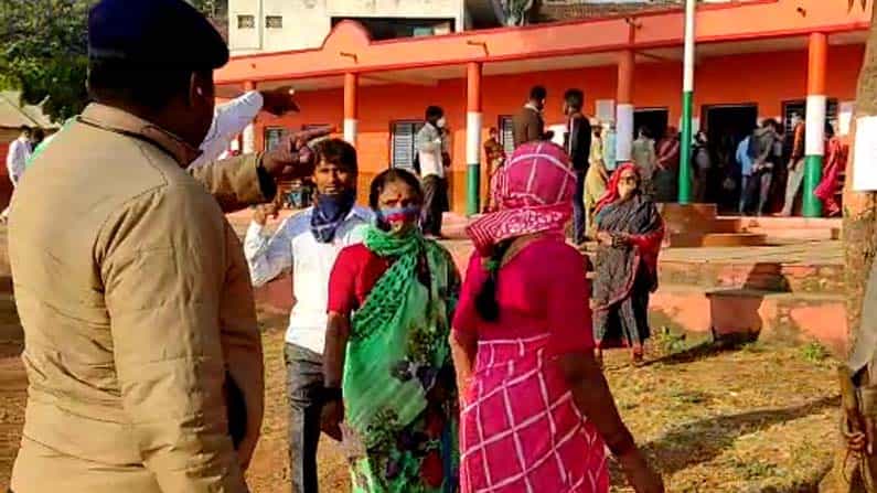 ಮತದಾನ ಮಾಡುವ ಉತ್ಸಾಹದಲ್ಲಿ ಕೊರೊನಾವನ್ನೇ ಮರೆತ ಜನ.. ನಿಯಮ ಉಲ್ಲಂಘನೆ ಮತದಾನ ಮಾಡುವ ಉತ್ಸಾಹದಲ್ಲಿ ಕೊರೊನಾವನ್ನೇ ಮರೆತ ಜನ.. ನಿಯಮ ಉಲ್ಲಂಘನೆ