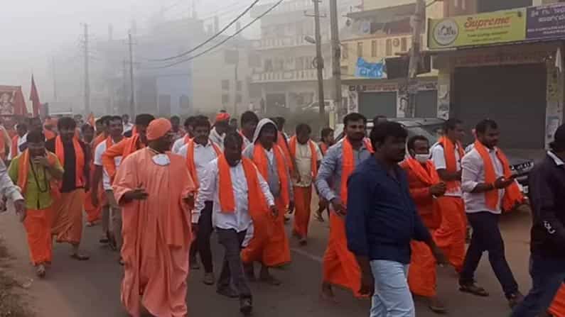 ಹನುಮ ಮಾಲಾಧಾರಿಗಳಿಂದ ಸಿದ್ಧರಬೆಟ್ಟದಲ್ಲಿ ನಿಯಮ ಉಲ್ಲಂಘನೆ: ಸ್ಥಳೀಯರ ಆರೋಪ ಹನುಮ ಮಾಲಾಧಾರಿಗಳಿಂದ ಸಿದ್ಧರಬೆಟ್ಟದಲ್ಲಿ ನಿಯಮ ಉಲ್ಲಂಘನೆ: ಸ್ಥಳೀಯರ ಆರೋಪ