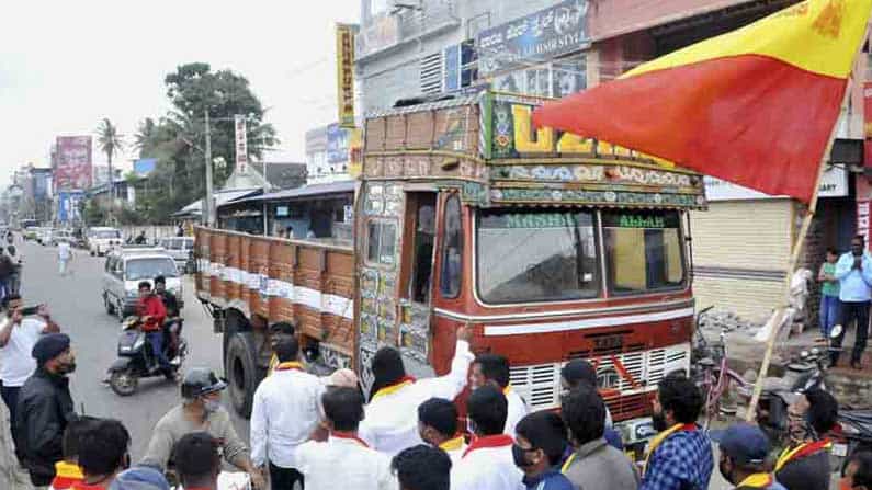 ಹೋರಾಟಕ್ಕೆ ಏಕಿಷ್ಟು ನಿರಾಸಕ್ತಿ: ಕನ್ನಡಿಗರ ಹೋರಾಟ ಹಾದಿಯ ಅವಲೋಕನ ಹೋರಾಟಕ್ಕೆ ಏಕಿಷ್ಟು ನಿರಾಸಕ್ತಿ: ಕನ್ನಡಿಗರ ಹೋರಾಟ ಹಾದಿಯ ಅವಲೋಕನ