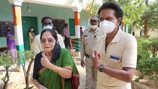 ಗ್ರಾಮ ಪಂಚಾಯತಿ ಚುನಾವಣೆ: ಶತಾಯುಷಿ ಮಹಿಳೆಯರಿಂದ ಮತ ಚಲಾವಣೆ.. ಊರುಗೋಲಾದ ಸಂಬಂಧಿಕರು!