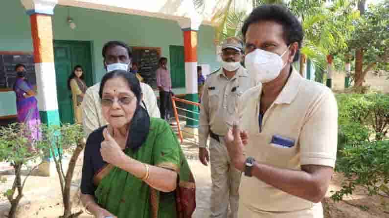 ಗ್ರಾಮ ಪಂಚಾಯತಿ ಚುನಾವಣೆ: ಮತ ಚಲಾಯಿಸಿದ ಹಿರಿಯ ನಟಿ ಲೀಲಾವತಿ, ನಟ ವಿನೋದ್ ರಾಜ್