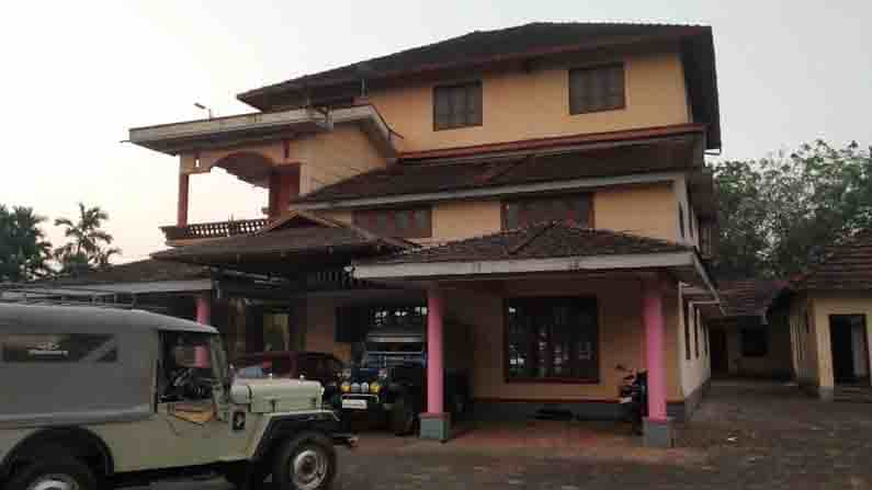 ಏಕಾಏಕಿ ಮನೆಗೆ ನುಗ್ಗಿದ 9 ದರೋಡೆಕೋರರು.. ಕತ್ತಿಯಿಂದ ಹಲ್ಲೆ ನಡೆಸಿ ಮನೆ ದೋಚಿದ್ರು ಏಕಾಏಕಿ ಮನೆಗೆ ನುಗ್ಗಿದ 9 ದರೋಡೆಕೋರರು.. ಕತ್ತಿಯಿಂದ ಹಲ್ಲೆ ನಡೆಸಿ ಮನೆ ದೋಚಿದ್ರು