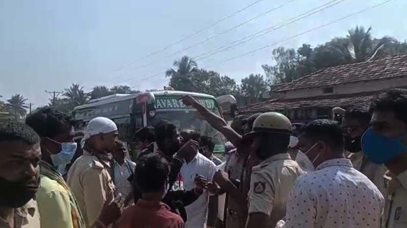 ಗ್ರಾ.ಪಂ ಎಲೆಕ್ಷನ್ ವೇಳೆ ಮದ್ಯ ಹಂಚದಂತೆ ತಡೆದಿದ್ದಕ್ಕೆ ಪೊಲೀಸರ ಮೇಲೆ ಹಲ್ಲೆ: 6 ಮಂದಿ ಅರೆಸ್ಟ್ ಗ್ರಾ.ಪಂ ಎಲೆಕ್ಷನ್ ವೇಳೆ ಮದ್ಯ ಹಂಚದಂತೆ ತಡೆದಿದ್ದಕ್ಕೆ ಪೊಲೀಸರ ಮೇಲೆ ಹಲ್ಲೆ: 6 ಮಂದಿ ಅರೆಸ್ಟ್