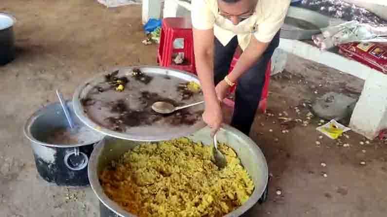 ಗ್ರಾ. ಪಂ. ಚುನಾವಣೆ: ಮತದಾರರಿಗೆ ತಯಾರಿಸಿದ್ದ ಬಾಡೂಟ ಜಪ್ತಿ ಮಾಡಿದ ಚುನಾವಣಾ ಅಧಿಕಾರಿಗಳು ಗ್ರಾ. ಪಂ. ಚುನಾವಣೆ: ಮತದಾರರಿಗೆ ತಯಾರಿಸಿದ್ದ ಬಾಡೂಟ ಜಪ್ತಿ ಮಾಡಿದ ಚುನಾವಣಾ ಅಧಿಕಾರಿಗಳು