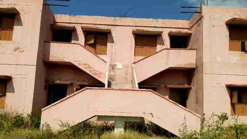 ಶಿಕ್ಷಕರಿಗಾಗಿ ನಿರ್ಮಿಸಿದ ವಸತಿ ಕಟ್ಟಡವಾಯ್ತು ಜೂಜು ಅಡ್ಡೆ, ಅನೈತಿಕೆ ಚಟುವಟಿಕೆಗಳ ತಾಣ