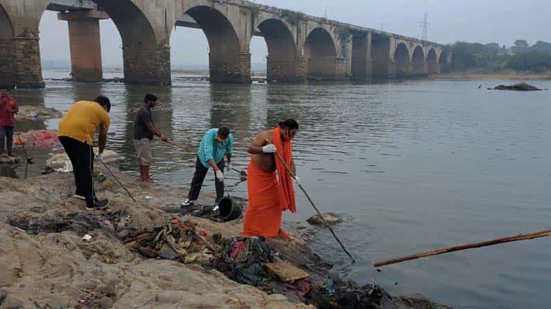 ‘ನನ್ನ ಊರು ನನ್ನ ಹೊಣೆ’ ಬಳಗದಿಂದ ತುಂಗಭದ್ರ ನದಿ ಸ್ವಚ್ಛತೆ ‘ನನ್ನ ಊರು ನನ್ನ ಹೊಣೆ’ ಬಳಗದಿಂದ ತುಂಗಭದ್ರ ನದಿ ಸ್ವಚ್ಛತೆ