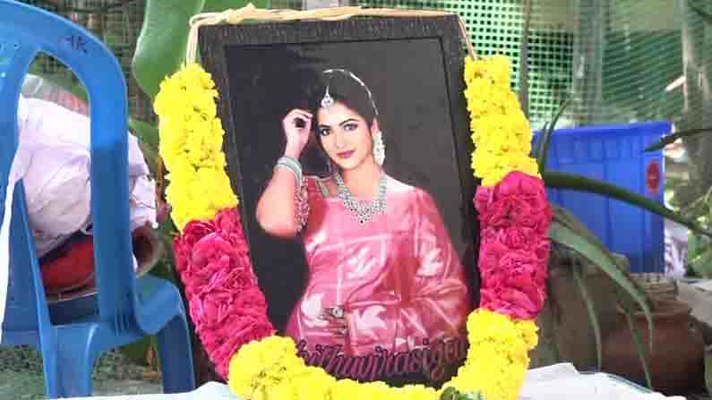 ತಮಿಳು ನಟಿ ಚಿತ್ರಾ ಸಾವಿನ ಸೀಕ್ರೆಟ್ ರಿವೀಲ್.. ಕಾರಣ ಏನು ಗೊತ್ತಾ? ತಮಿಳು ನಟಿ ಚಿತ್ರಾ ಸಾವಿನ ಸೀಕ್ರೆಟ್ ರಿವೀಲ್.. ಕಾರಣ ಏನು ಗೊತ್ತಾ?
