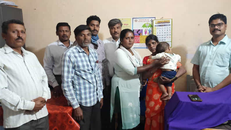 ಹತ್ತು ತಿಂಗಳ ಕೂಸನ್ನು ಡಾಬಾದಲ್ಲಿ ಬಿಟ್ಟು ಹೋದ ತಾಯಿ, ಆದರೂ ಮರಳಿ ಅಮ್ಮನ ಮಡಿಲು ಸೇರಿದ ಕಂದ.. ಆಗಿದ್ದೇನು? ಹತ್ತು ತಿಂಗಳ ಕೂಸನ್ನು ಡಾಬಾದಲ್ಲಿ ಬಿಟ್ಟು ಹೋದ ತಾಯಿ, ಆದರೂ ಮರಳಿ ಅಮ್ಮನ ಮಡಿಲು ಸೇರಿದ ಕಂದ.. ಆಗಿದ್ದೇನು?