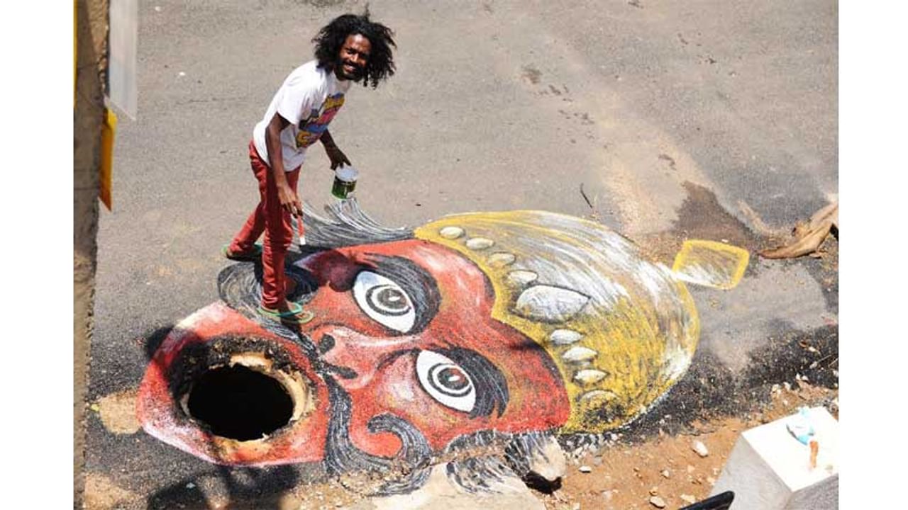 ಬಾಯಿತೆರೆದಿದ್ದು ಗುಂಡಿಯೋ.. ರಕ್ಕಸನೋ?