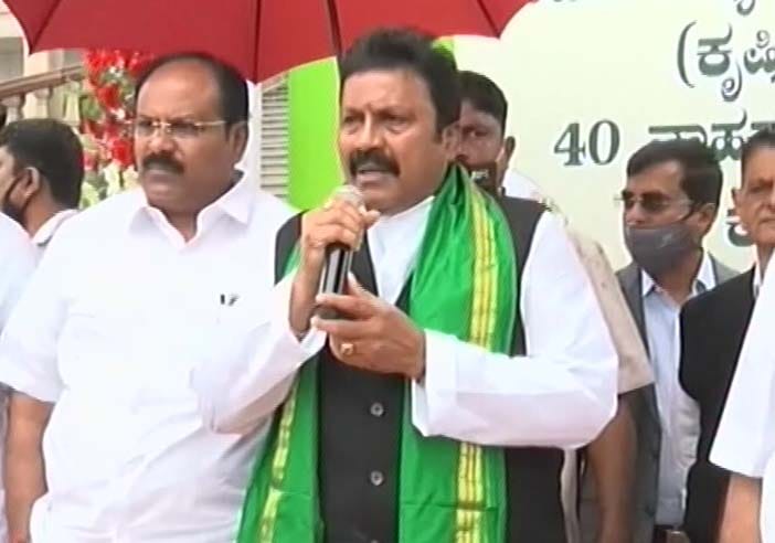 ನಮ್ಮನ್ನು ವಲಸಿಗರು, ಬಾಂಬೆ ಬಾಯ್ಸ್ ಎನ್ನುವುದನ್ನು ಬಿಡಿ: ಬಿ.ಸಿ. ಪಾಟೀಲ್ ನಮ್ಮನ್ನು ವಲಸಿಗರು, ಬಾಂಬೆ ಬಾಯ್ಸ್ ಎನ್ನುವುದನ್ನು ಬಿಡಿ: ಬಿ.ಸಿ. ಪಾಟೀಲ್