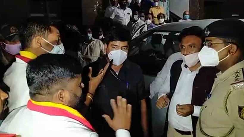 T.A.ನಾರಾಯಣಗೌಡ ಯಾರೆಂದು ಪ್ರಶ್ನಿಸಿದ್ದಕ್ಕೆ ಸಚಿವರಿಗೆ ಕರವೇ ಕಾರ್ಯಕರ್ತರಿಂದ ಘೇರಾವ್