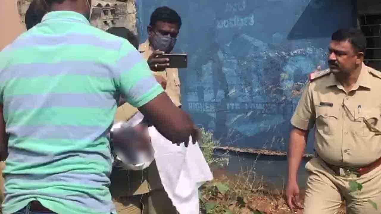 ಕಳಚಿದ ಬಾಳಕೊಂಡಿ: ಹುಟ್ಟಿದ ಕೆಲವೇ ಗಂಟೆಗಳಲ್ಲಿ ಮಗುವನ್ನ ನಿರ್ಜನ ಪ್ರದೇಶದಲ್ಲಿ ಬಿಟ್ಟು ಹೋದ ತಾಯಿ ಕಳಚಿದ ಬಾಳಕೊಂಡಿ: ಹುಟ್ಟಿದ ಕೆಲವೇ ಗಂಟೆಗಳಲ್ಲಿ ಮಗುವನ್ನ ನಿರ್ಜನ ಪ್ರದೇಶದಲ್ಲಿ ಬಿಟ್ಟು ಹೋದ ತಾಯಿ