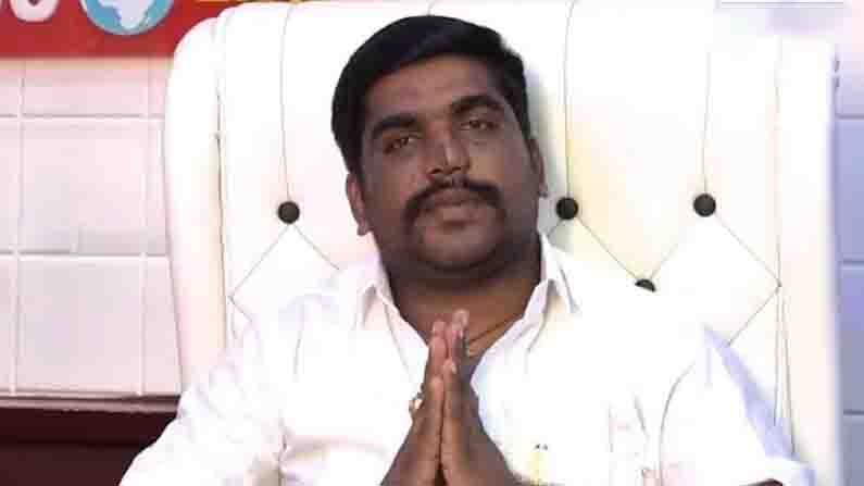 Honey trap.. ಬೆಂಗಳೂರಿನ ಖಾಸಗಿ ಸುದ್ದಿವಾಹಿನಿಯ ಮಾಲೀಕ ಸೇರಿ ನಾಲ್ವರ ಬಂಧನ Honey trap.. ಬೆಂಗಳೂರಿನ ಖಾಸಗಿ ಸುದ್ದಿವಾಹಿನಿಯ ಮಾಲೀಕ ಸೇರಿ ನಾಲ್ವರ ಬಂಧನ