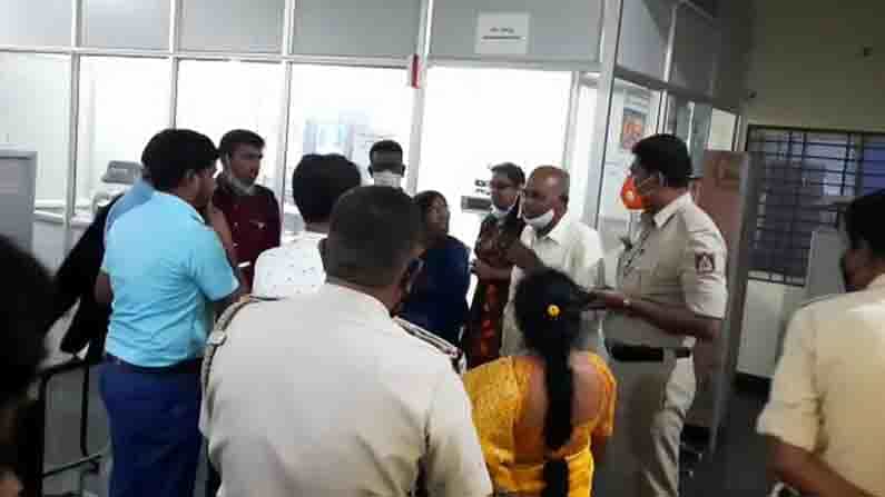 ಕಚೇರಿಯಲ್ಲಿ ಹೈಡ್ರಾಮಾ; ಸಿಡಿಪಿಒ ಕುಟುಂಬಸ್ಥರಿಂದ ಸಿಬ್ಬಂದಿ ಮೇಲೆ ಹಲ್ಲೆ ಆರೋಪ